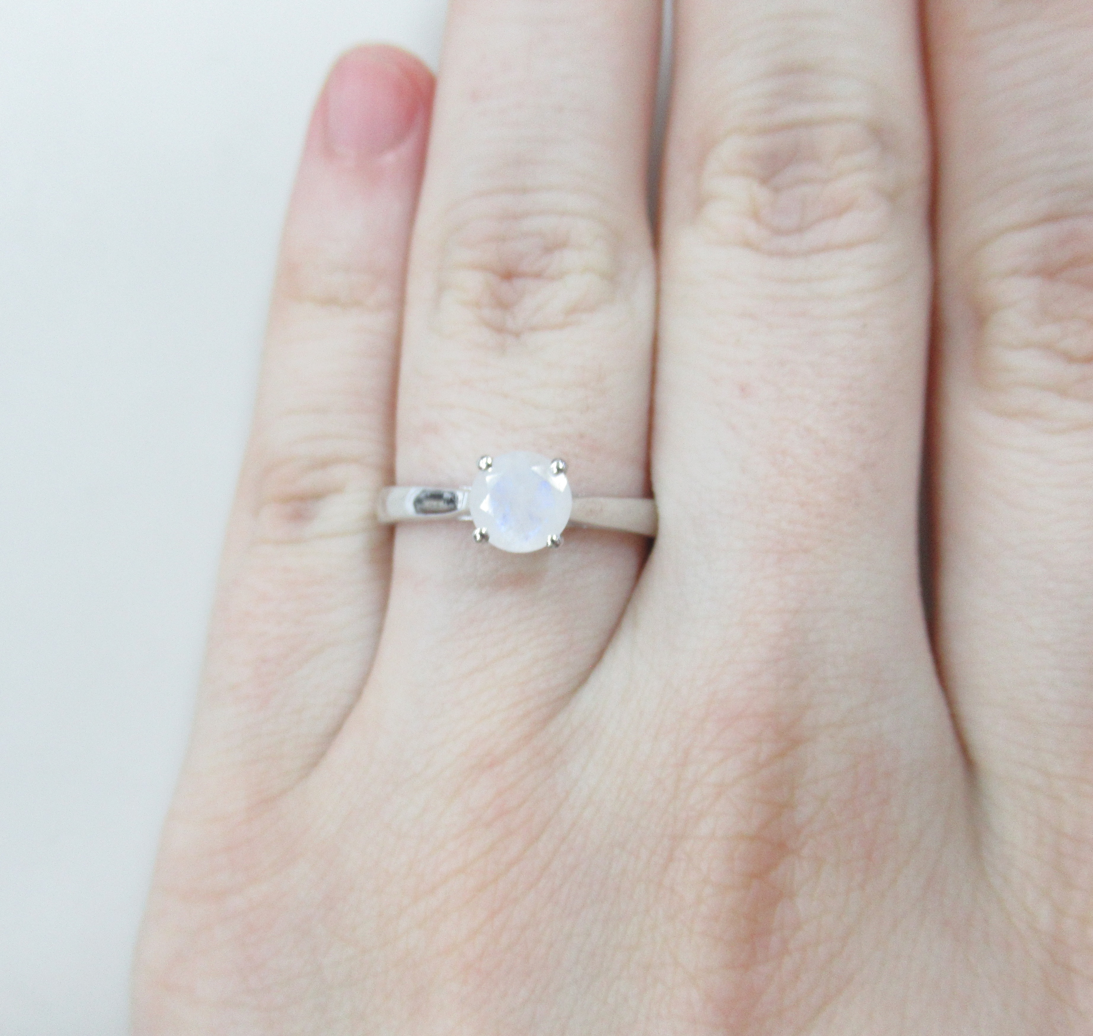 Серебряное кольцо с лунным камнем